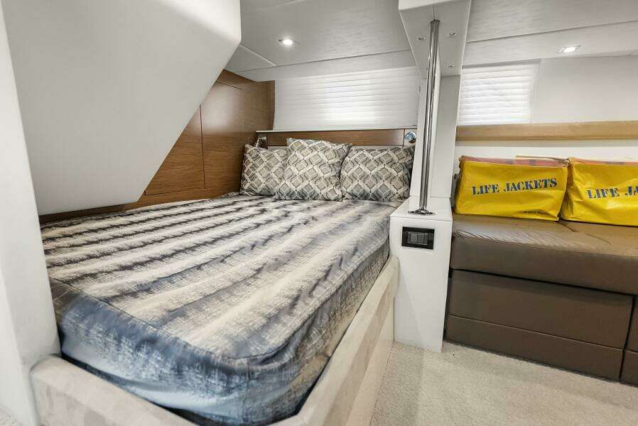 2014 Cruisers Yachts 