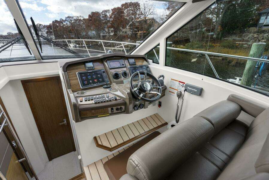 2014 Cruisers Yachts 