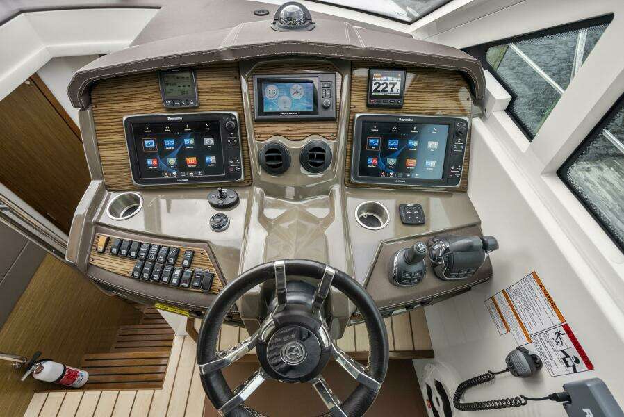 2014 Cruisers Yachts 