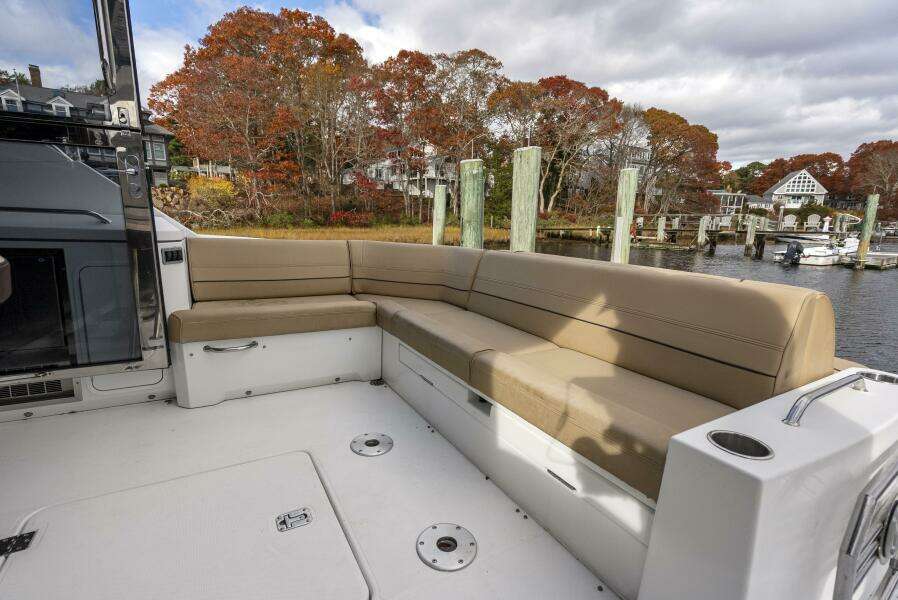 2014 Cruisers Yachts 