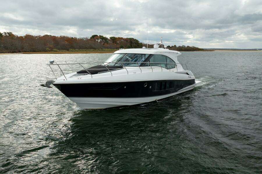 2014 Cruisers Yachts 