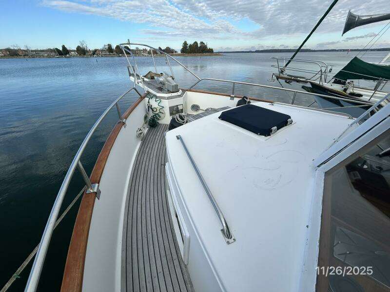 42' Grand Banks foredeck2