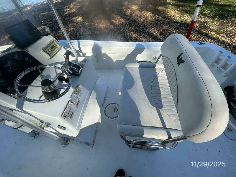 18' Mako cockpit starboard