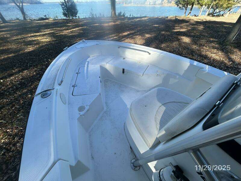 18' Mako foredeck2