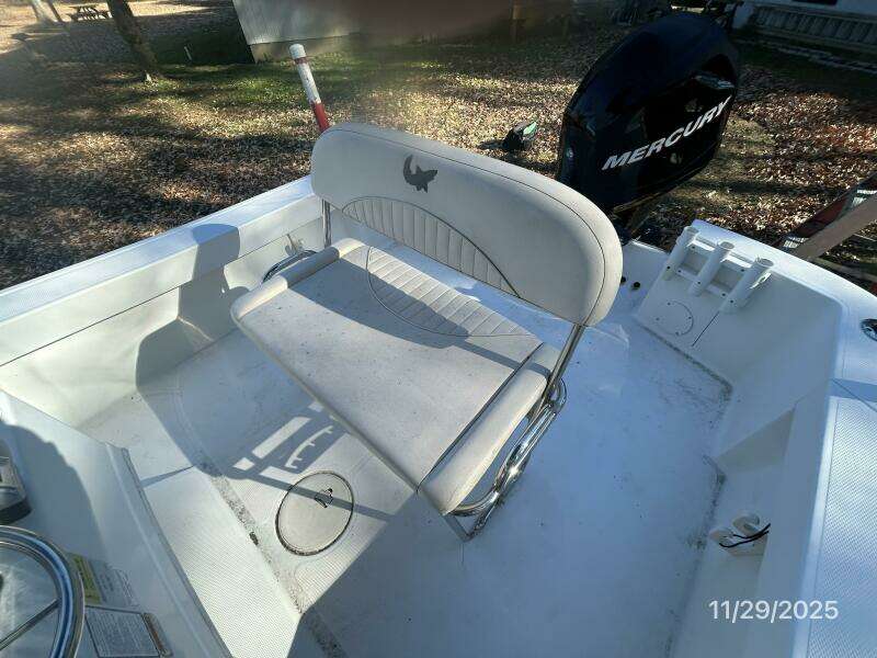 18' Mako helm benchseat1