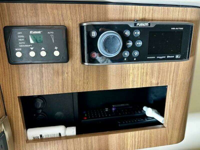 2016 Boston Whaler 285 Conquest