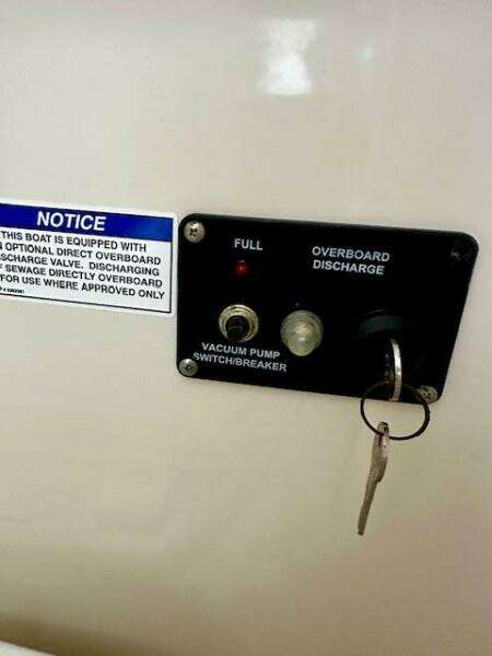 2016 Boston Whaler 285 Conquest