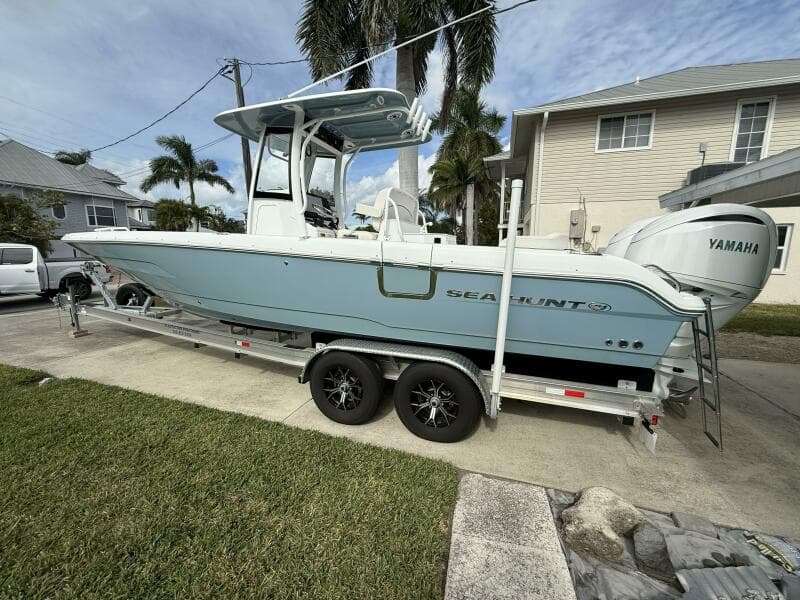 2025 Sea Hunt Escape 28 Center Console