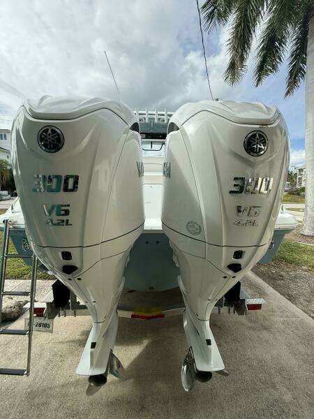 2025 Sea Hunt Escape 28 Center Console
