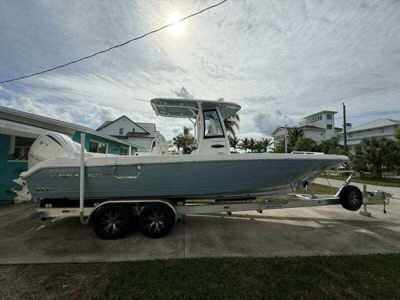 2025 Sea Hunt Escape 28 Center Console