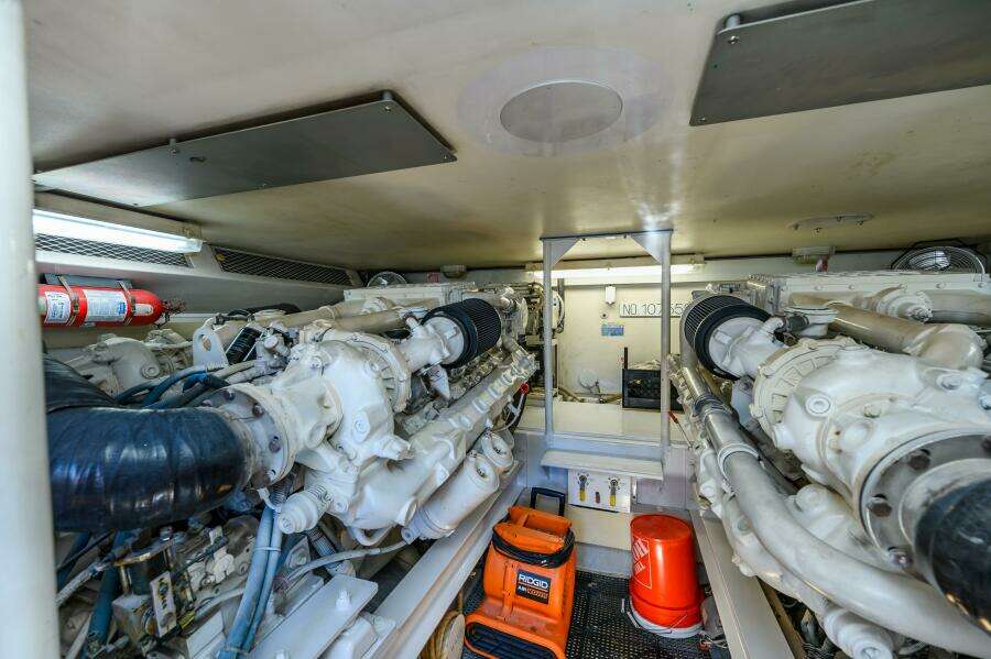 1999 Viking 58 Enclosed Flybridge