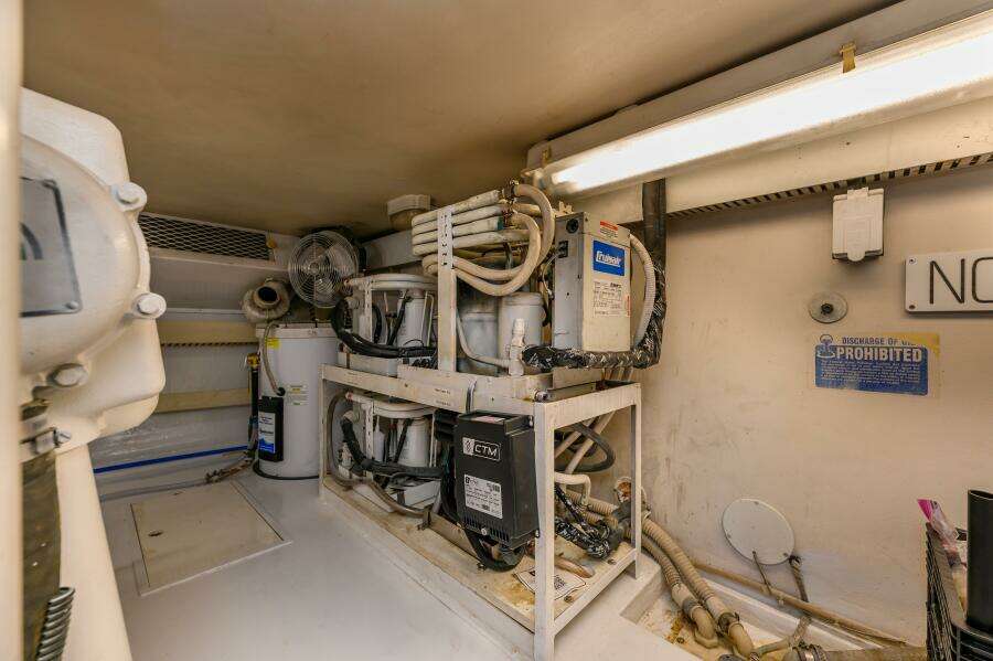 1999 Viking 58 Enclosed Flybridge