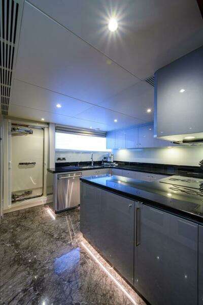 Ocean Alexander 100 ZEPHYR - Interior Chefs Galley