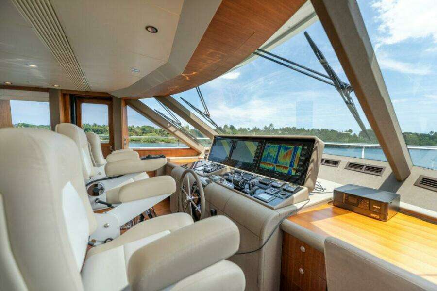 Ocean Alexander 100 ZEPHYR - Interior Flybridge Helm