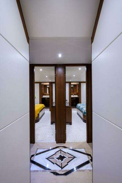 Ocean Alexander 100 ZEPHYR - Interior Guest Stateroom Entrance Hall 
