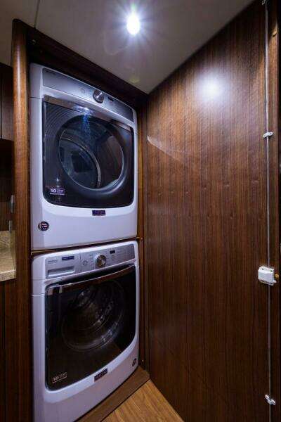 Ocean Alexander 100 ZEPHYR - Interior Crew Quarters