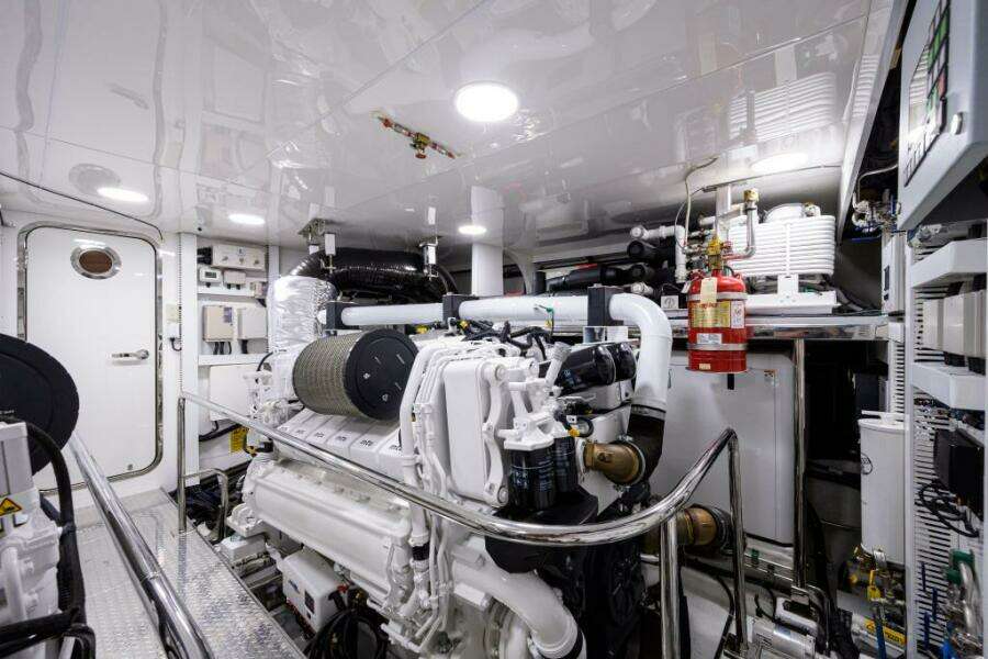 Ocean Alexander 100 ZEPHYR - Interior Engine Room
