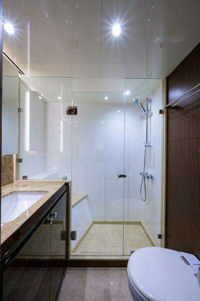 Ocean Alexander 100 ZEPHYR - Interior Guest Stateroom Port Ensuite Head