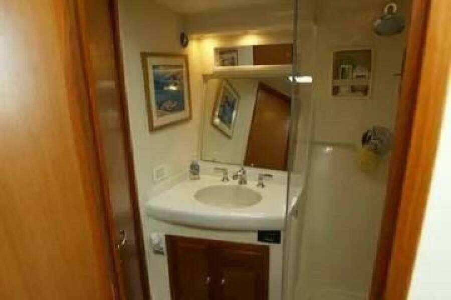 Cabo 45 EMMA - Interior Head