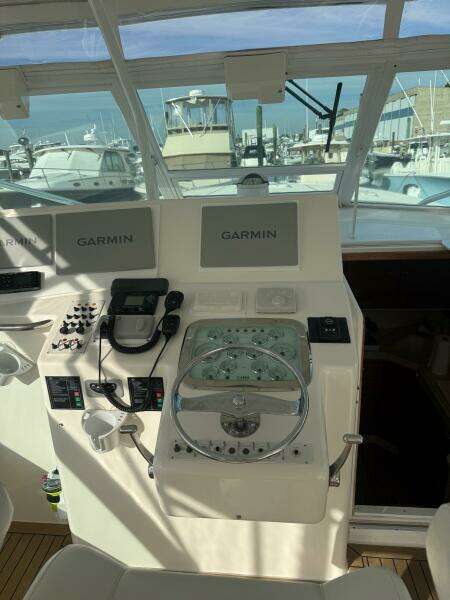 Cabo 45 EMMA - Cockpit Helm