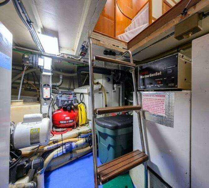 1998 Hatteras 70 Cockpit