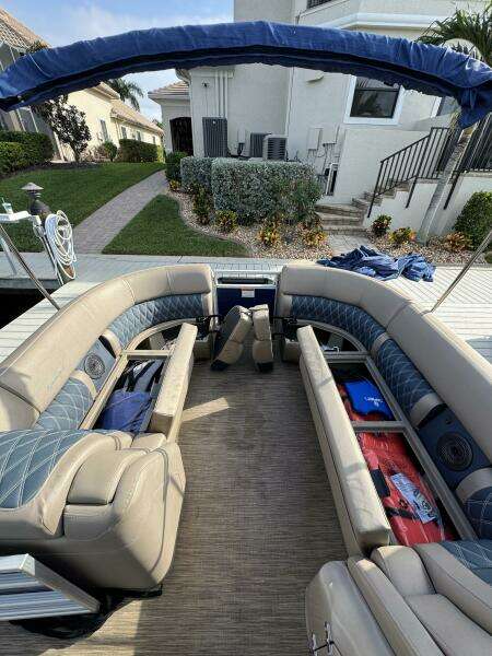 25' Bennington bow storage