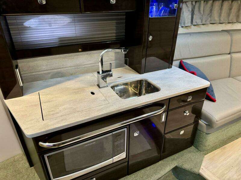 2016 Formula 370 Super Sport- HOODY- Galley