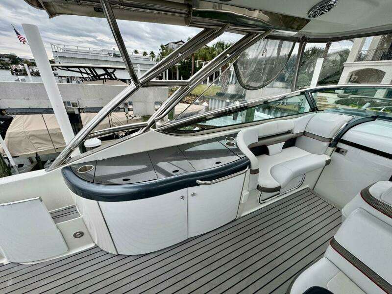 2016 Formula 370 Super Sport- HOODY- Cockpit