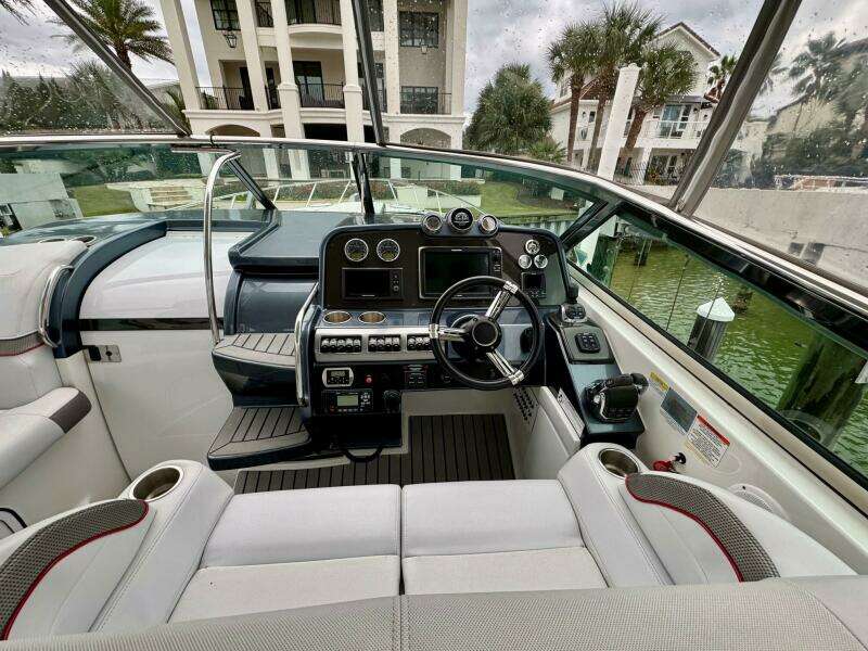 2016 Formula 370 Super Sport- HOODY- Cockpit