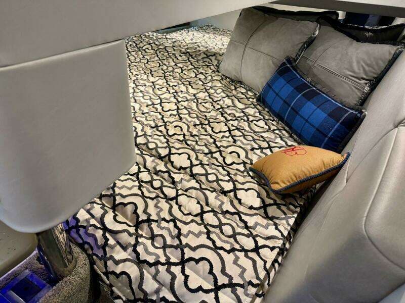 2016 Formula 370 Super Sport- HOODY- Berth