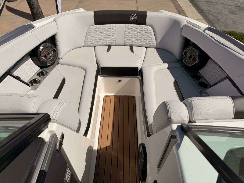 2021 Mastercraft X24