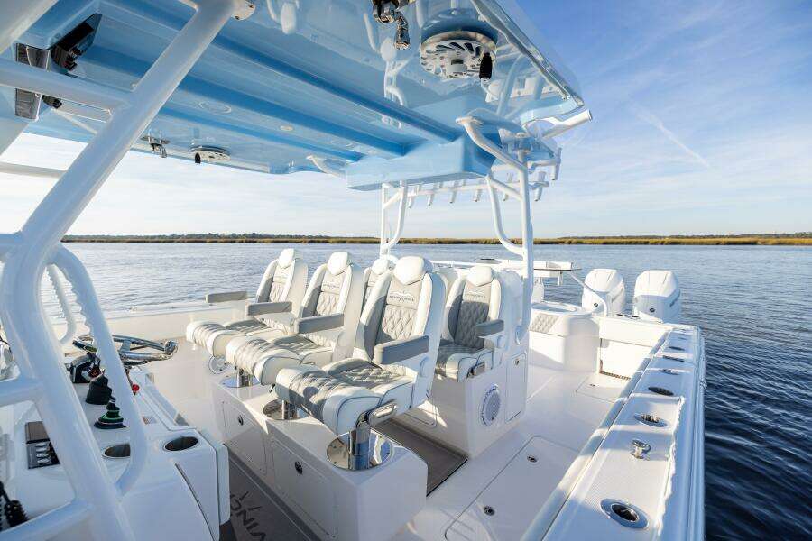 2024 Invincible 40 CAT