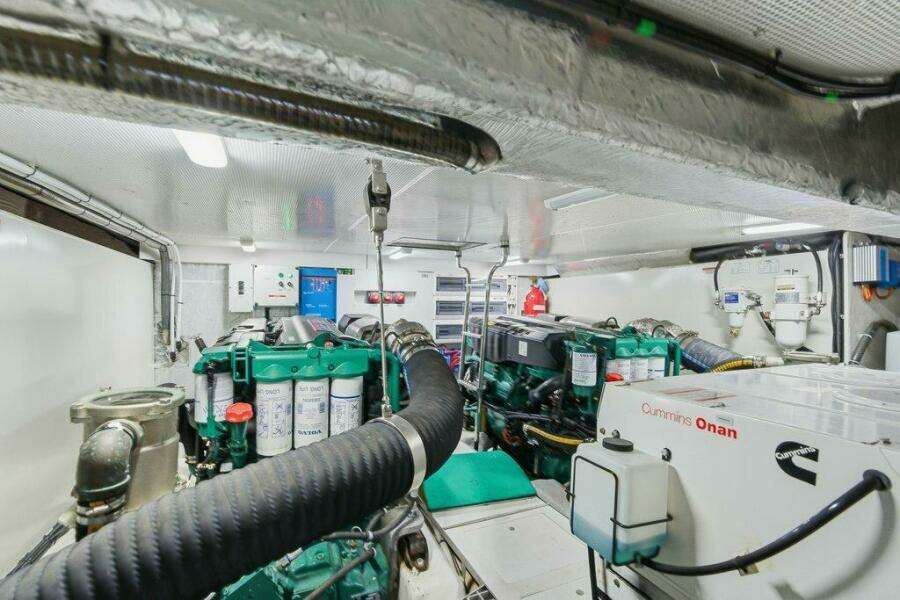 Galeon 58 560 Sky Nuckingfuts- Engine Room