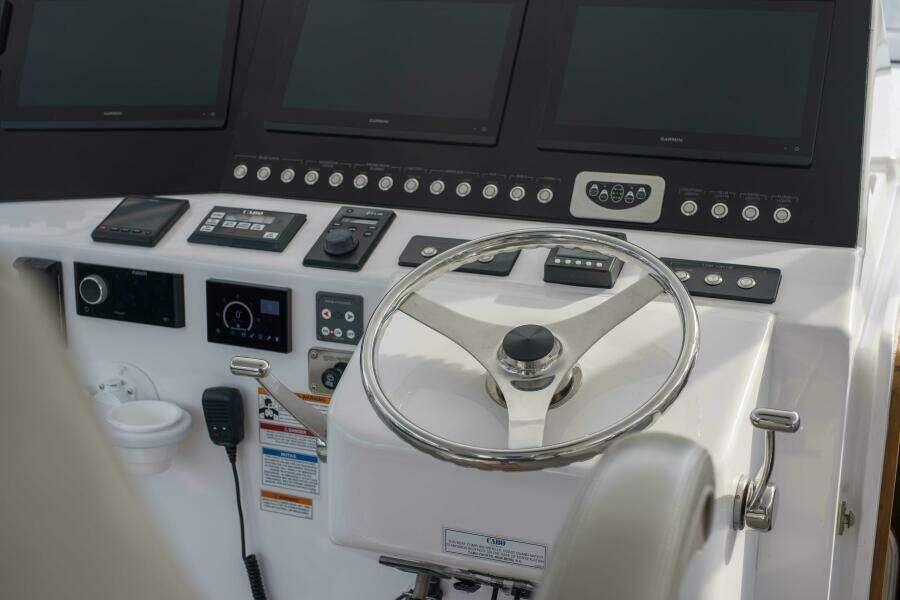 Cabo 41 Justice - Exterior Helm