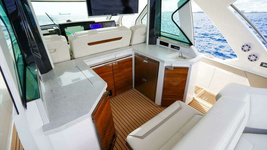 2024 Tiara Yachts 48 LS