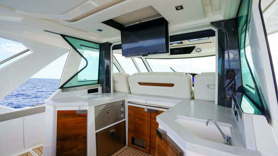 2024 Tiara Yachts 48 LS