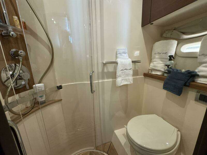 2016 Sea Ray 470 Sundancer 'Lopez Cove II' - Master Head