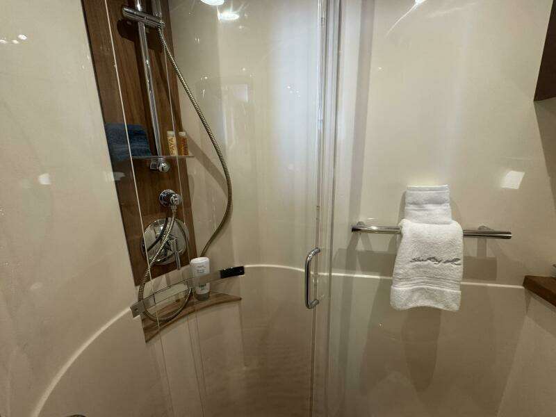 2016 Sea Ray 470 Sundancer 'Lopez Cove II' - Master Head