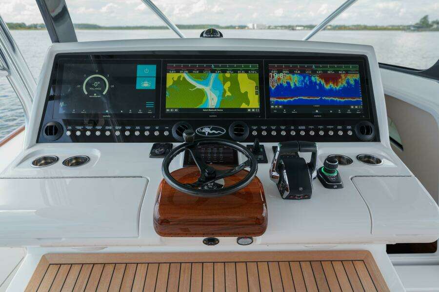 Valhalla 55 - Lucky 24 IV - Helm Station Electronics 