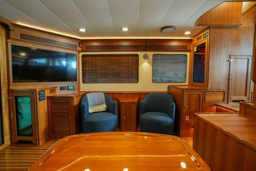 019Salon Facing Port