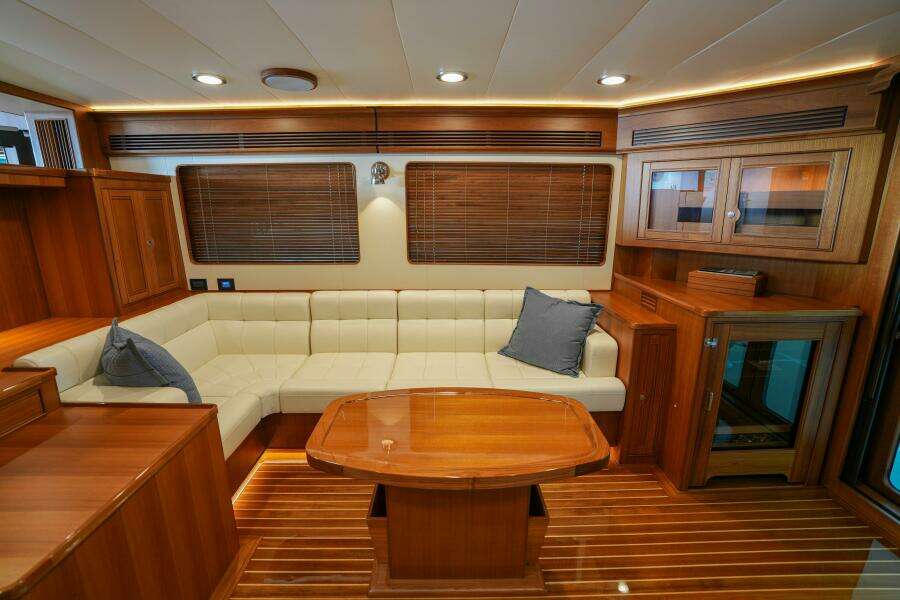 020 Salon Facing Starboard