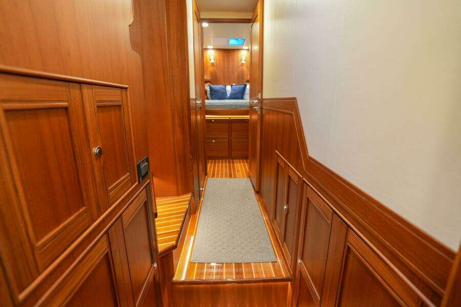 052 Companionway Facing Forward