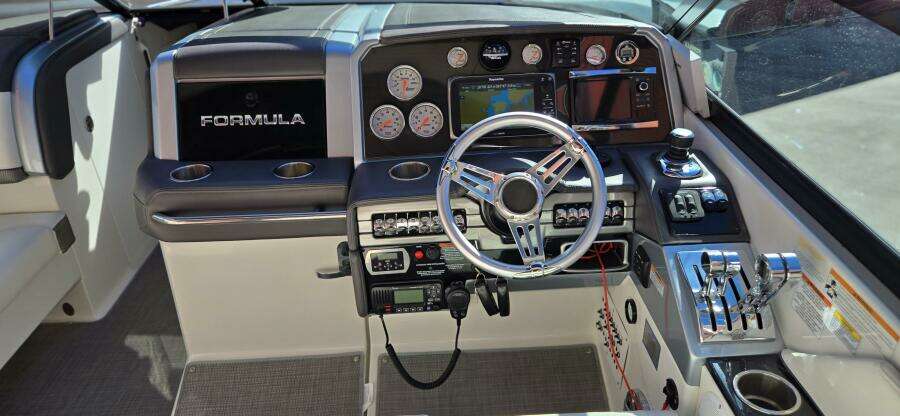 2016 Formula 330 Crossover Bowrider