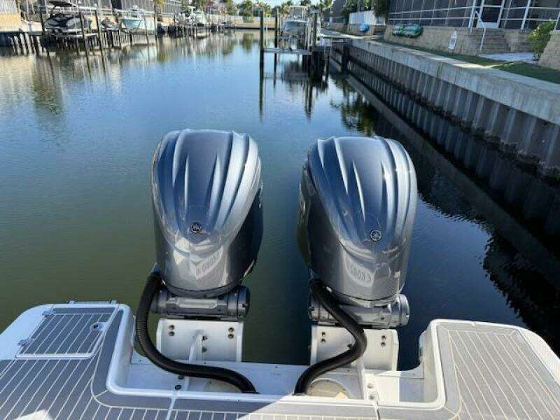 2021 Robalo R317