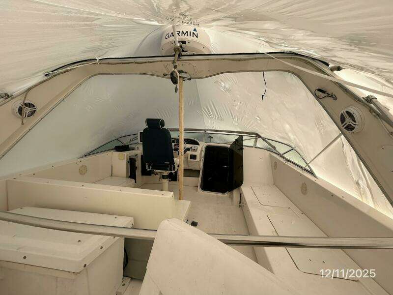47' Bayliner flybridge forward