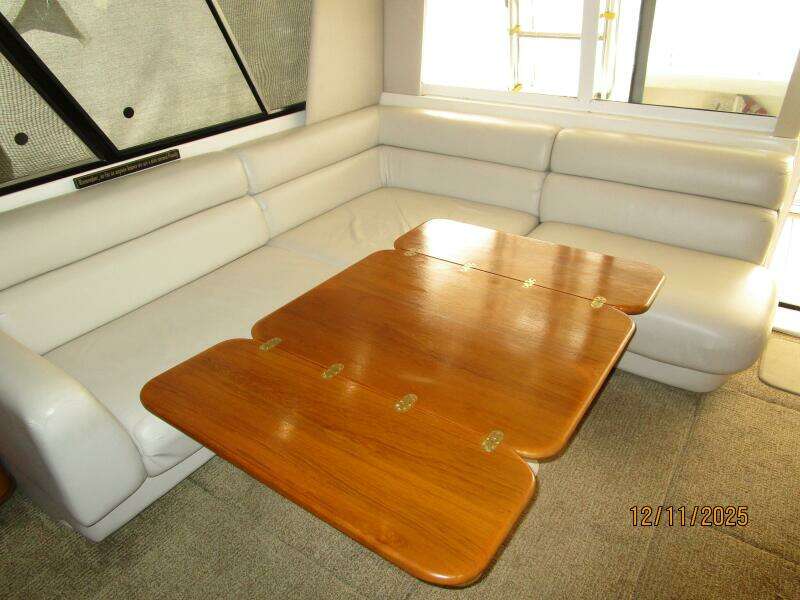 47' Bayliner salon table