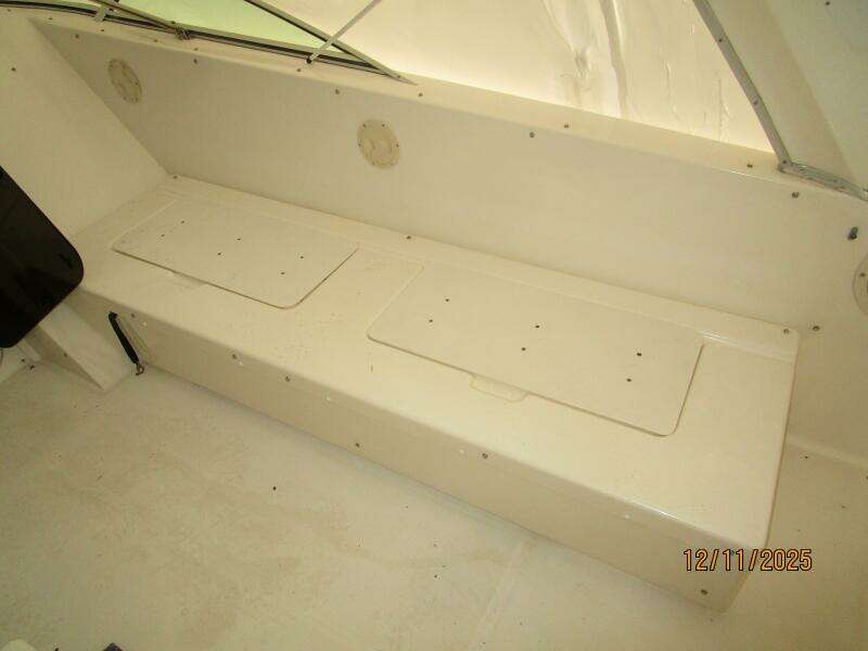 47' Bayliner flybridge starboard seating