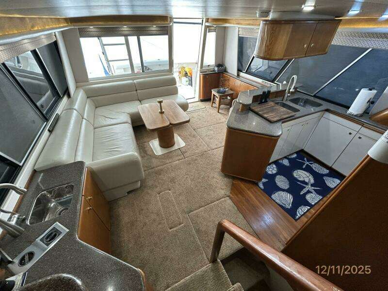 47' Bayliner salon aft