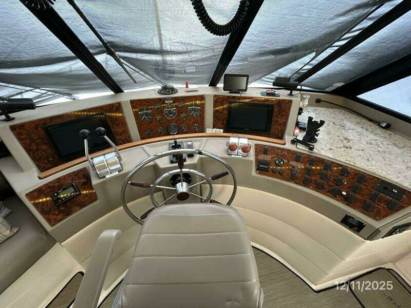 47' Bayliner pilothouse helm2