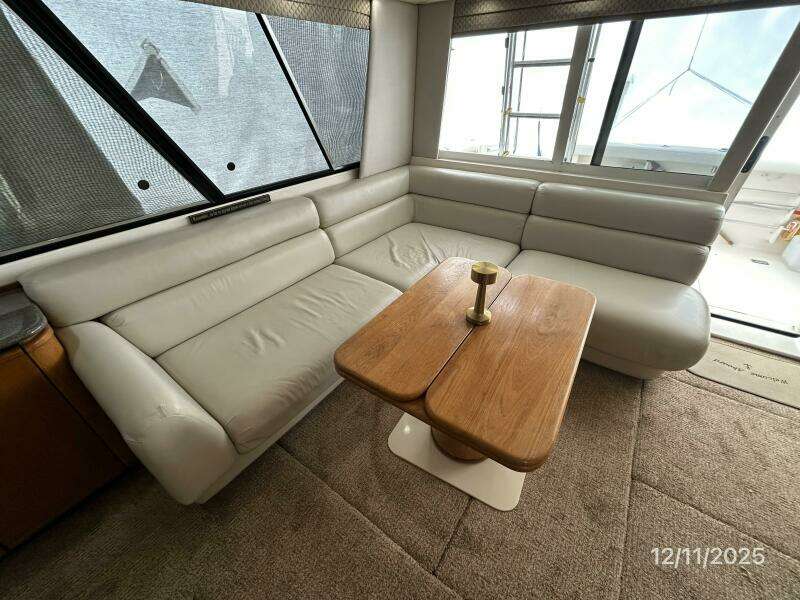47' Bayliner salon starboard seating
